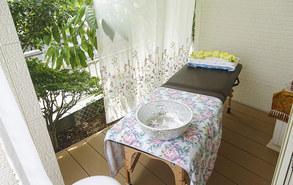 １F和室デッキでの施術開始しました。